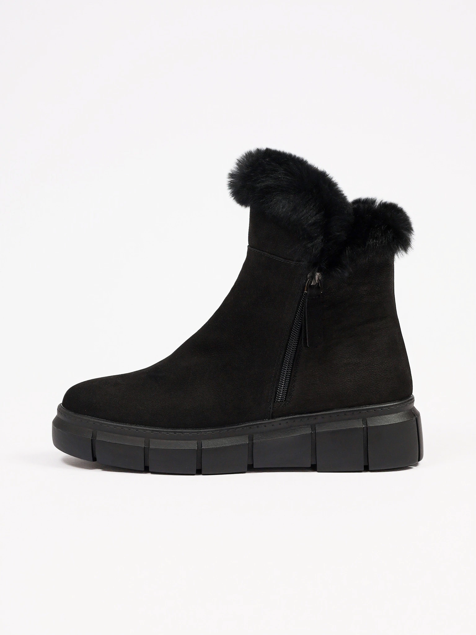 Ботинки черного цвета с оторочкой мехом на средней платформе